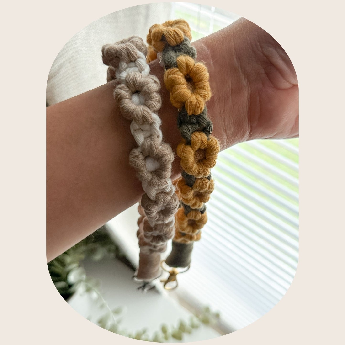 Pulsera de margaritas de macramé