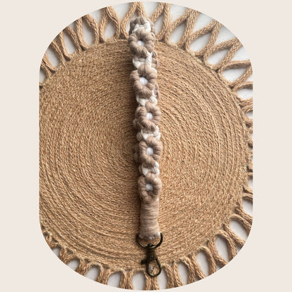 Pulsera de margaritas de macramé