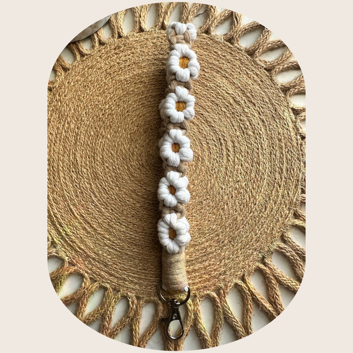 Pulsera de margaritas de macramé