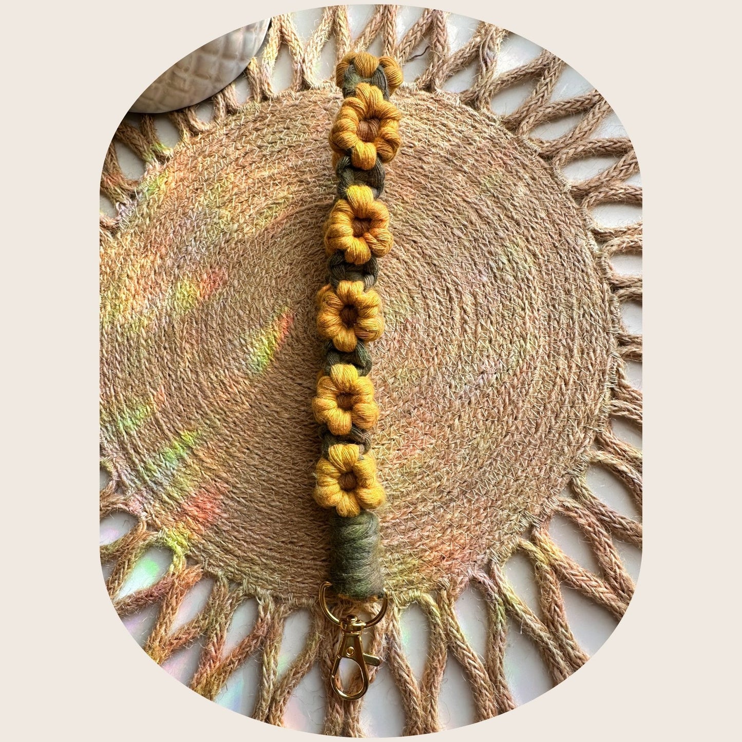 Pulsera de margaritas de macramé