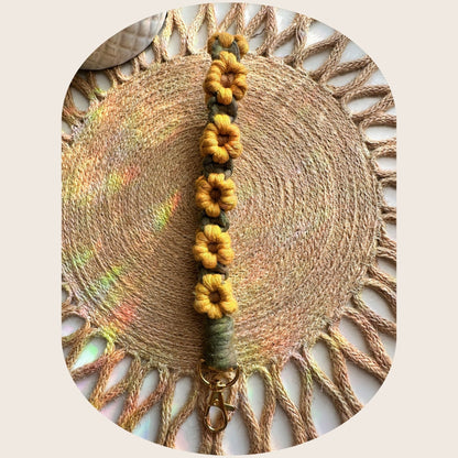 Pulsera de margaritas de macramé