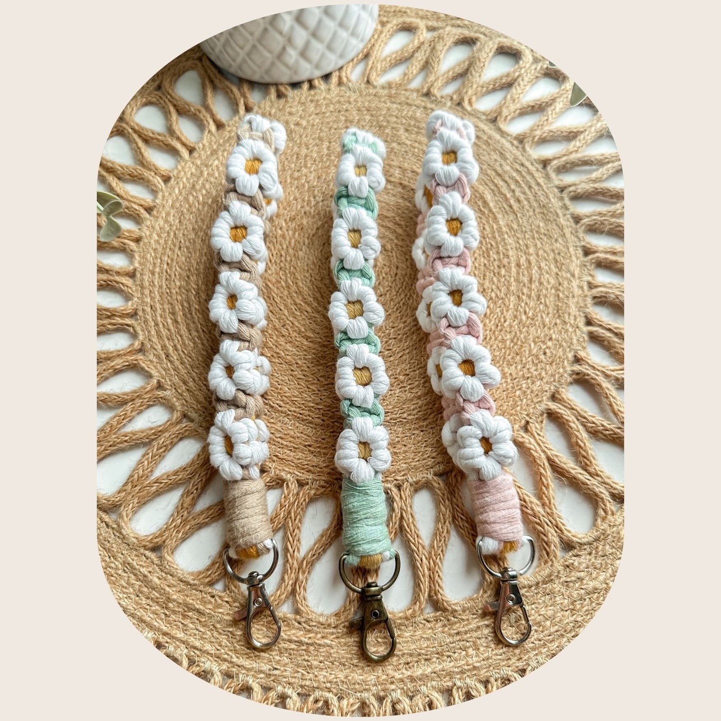 Pulsera de margaritas de macramé