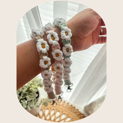 Pulsera de margaritas de macramé