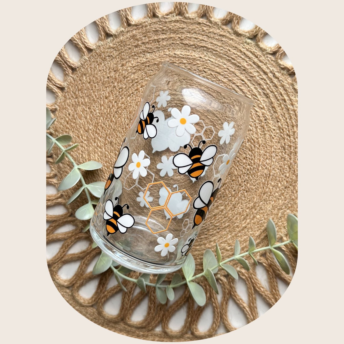 Taza de abejas y margaritas